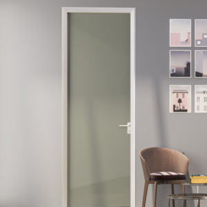 Porta battente con telaio in alluminio Modular anta Seeven, design essenziale con vetro complanare al bordo dell'anta in alluminio bianco opaco.