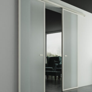 Porta scorrevole esterno parete doppia anta Seeven caratterizzate da design essenziale con vetro complanare al bordo dell'anta in alluminio per dividere gli ambienti con stile.
