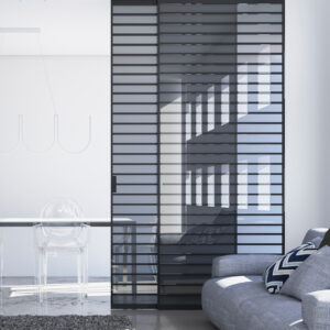 Sistema scorrevole per controsoffitto anta vetro alluminio Maxi Porta scorrevole moderna Maxi : anta in vetro grigio con inserti neri per un design elegante e luminoso.
