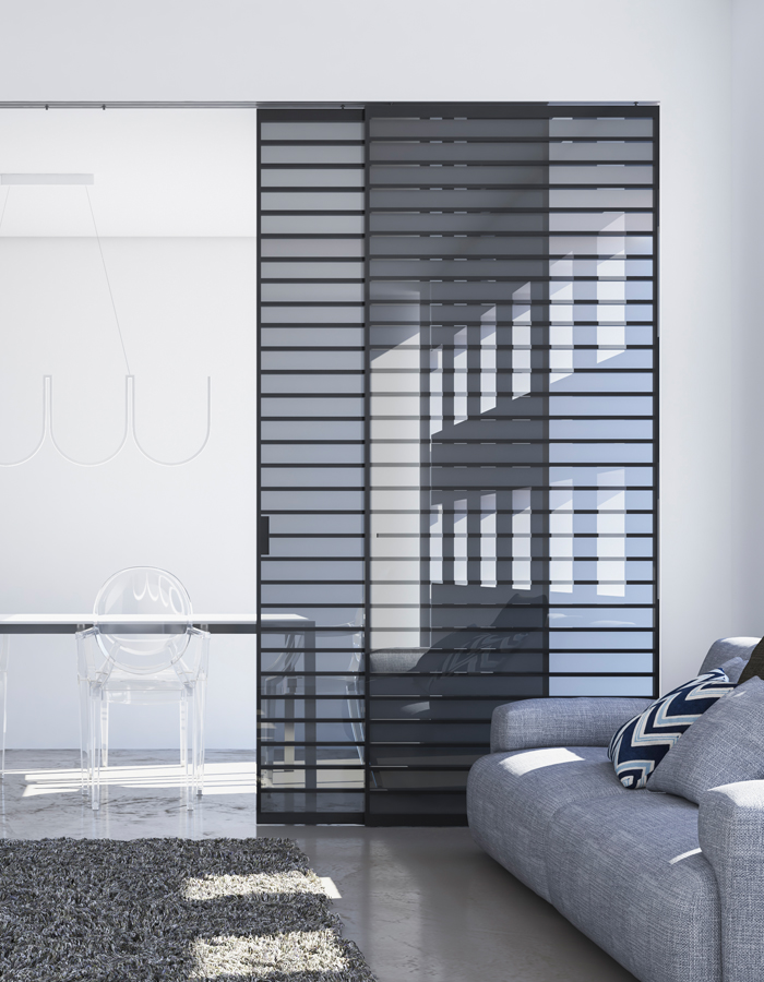Sistema scorrevole per controsoffitto anta vetro alluminio Maxi Porta scorrevole moderna Maxi : anta in vetro grigio con inserti neri per un design elegante e luminoso.