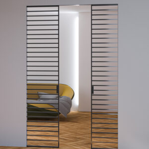Porta scorrevole a scomparsa doppia industrial Maxi Porta scorrevole a scomparsa doppia anta Maxi in vetro grigio con inserti orizzontali neri per un design elegante e luminoso.