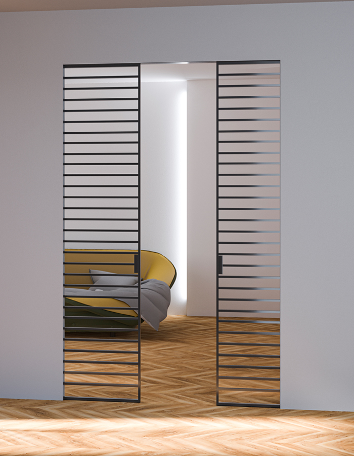 Porta scorrevole a scomparsa doppia industrial Maxi Porta scorrevole a scomparsa doppia anta Maxi in vetro grigio con inserti orizzontali neri per un design elegante e luminoso.