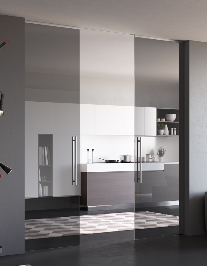 Sistema scorrevole per controsoffitto 2 ante in vetro glassmode Sistema scorrevole Glassmode: eleganza minimalista con 2 ante in vetro grigio trasparente.