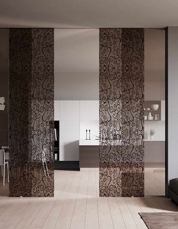 Sistema scorrevole per controsoffitto 4 ante in vetro glassmode Sistema scorrevole per controsoffitto eleganza e luminosità con 4 ante in vetro bronzo e decorazioni marrone scuro modello Infinity